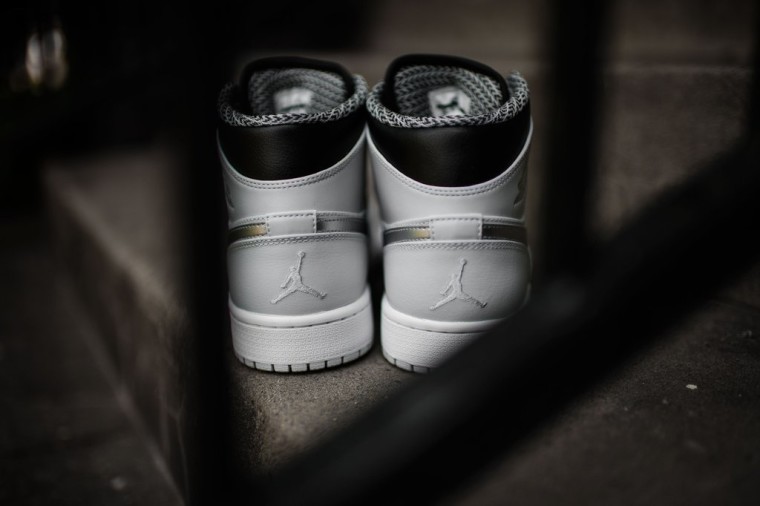 Air Jordan 1 Mid Pure Platinum | WAVE®