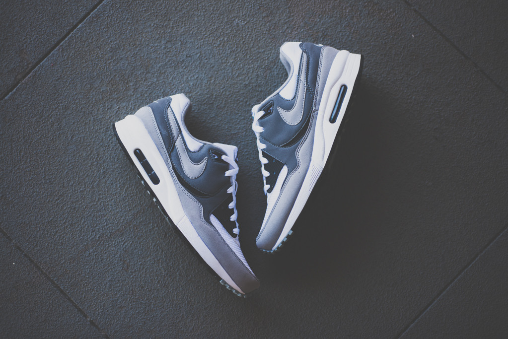 air max light essential