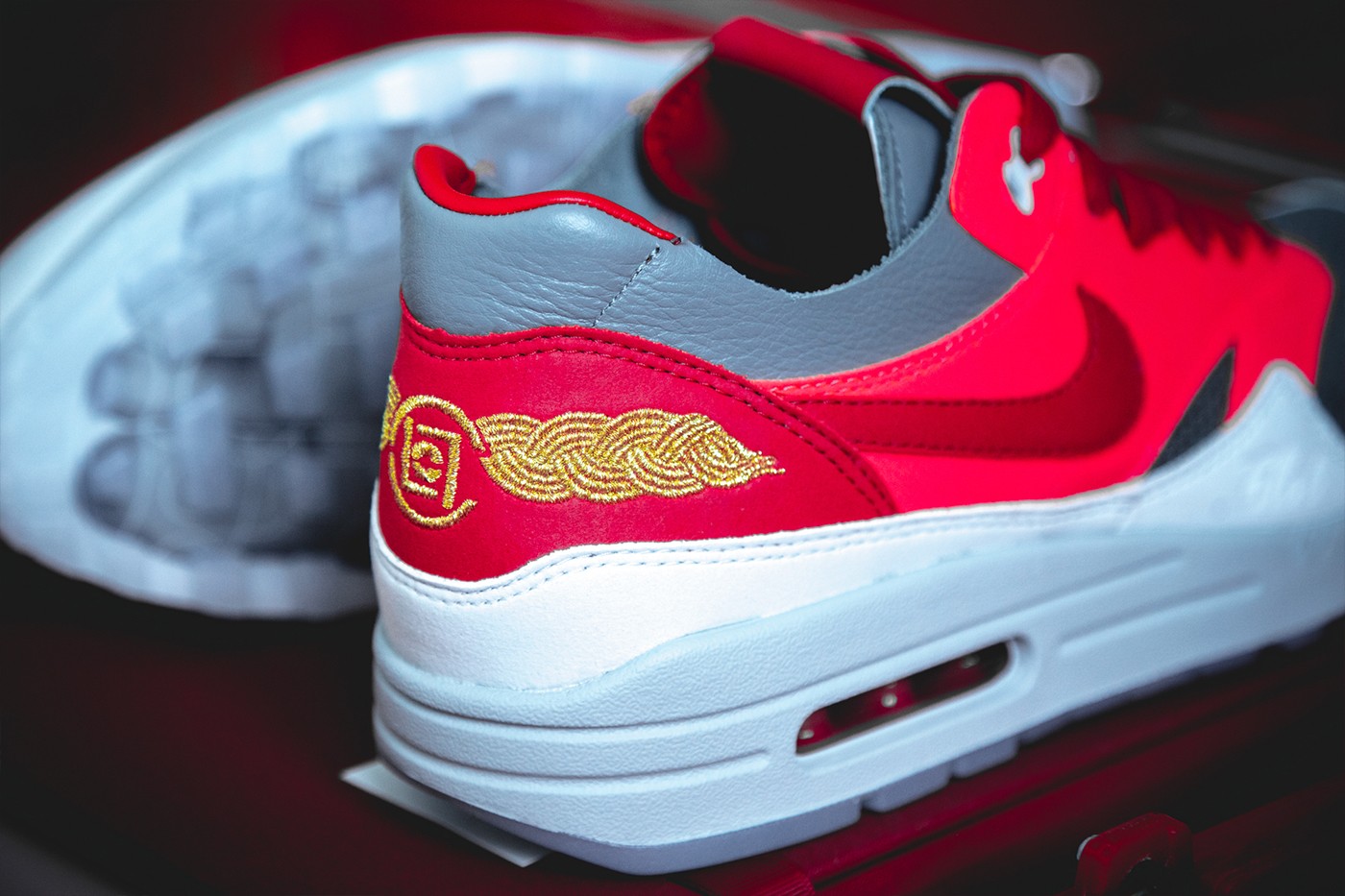 La CLOT x Nike Air Max 1 K.O.D. Solar Red se dévoile en détail
