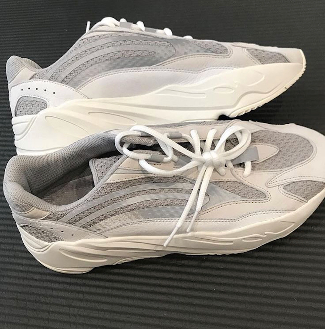 adidas yeezy 700 blanche