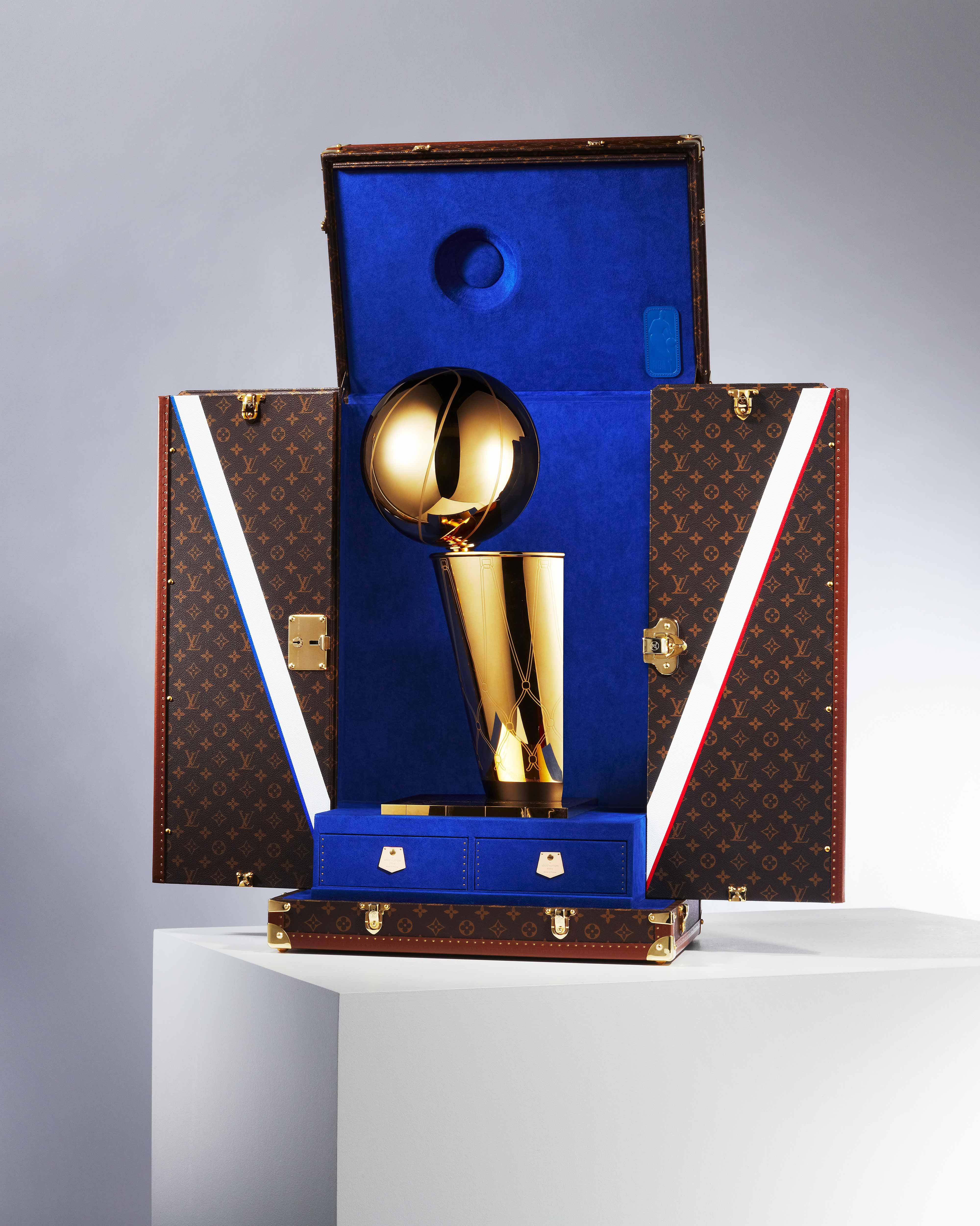 Louis Vuitton créé une malle pour le trophée de NBA