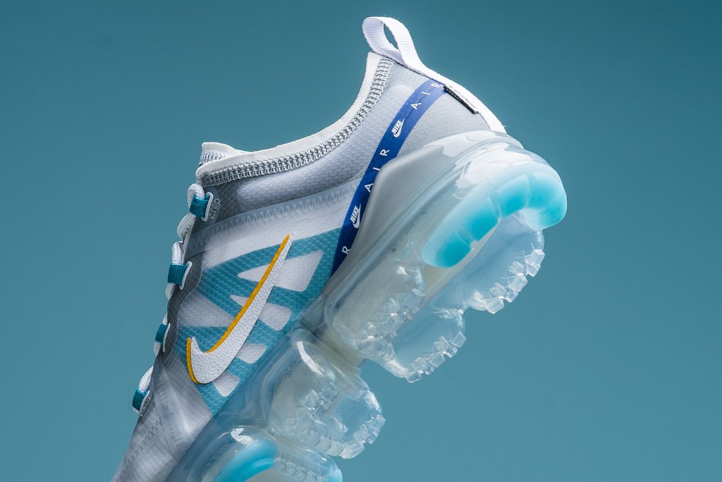 nike air vapormax 2019 white and blue