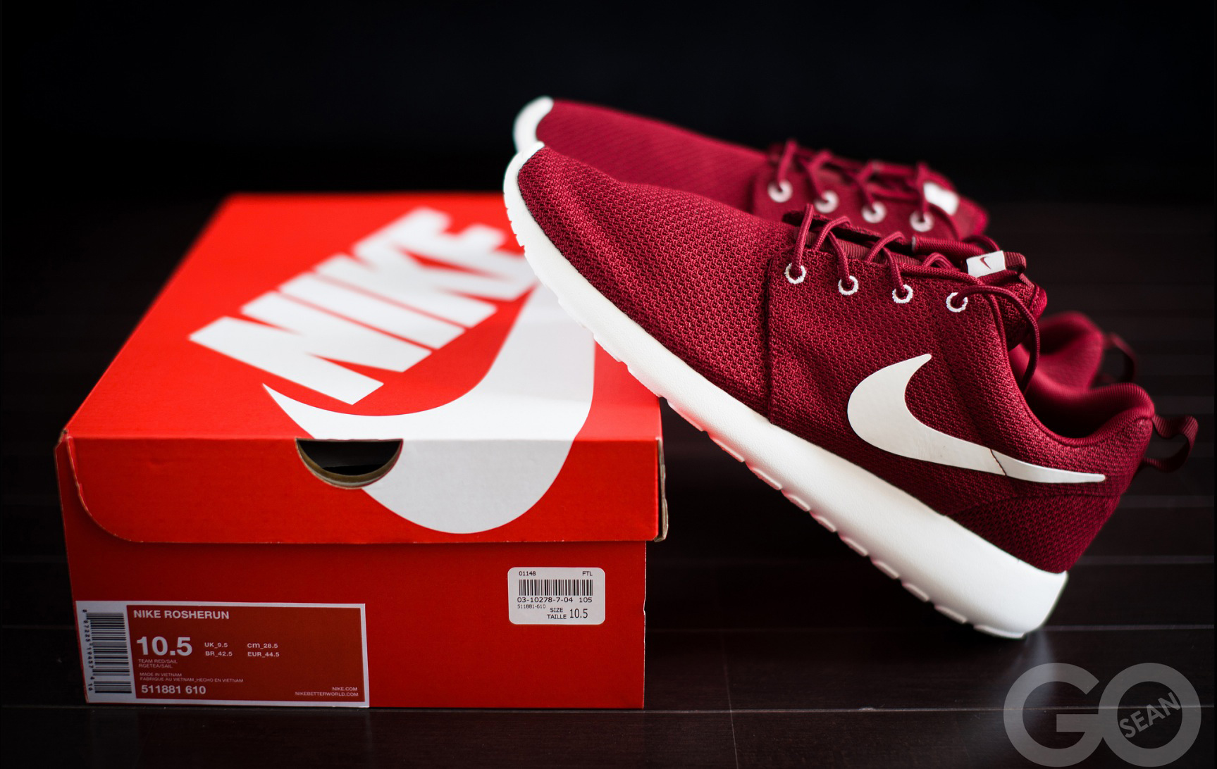Найк доставка. Nike Roshe Run 2013. Nike Roshe Run коробка. Nike Running красные. Коробка для кроссовок Nike.