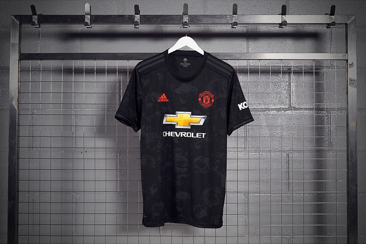 adidas habille le troisième jersey de Manchester United d’un print floral WAVE®