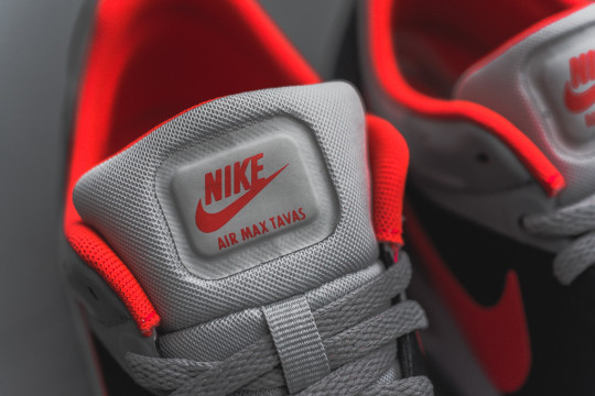 Nike Air Max Tavas - Grey/Bright Crimson