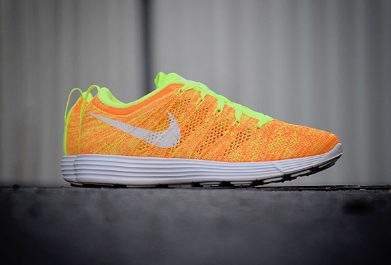 Nike Wmns Flyknit Trainer Lunar Volt Orange Wave