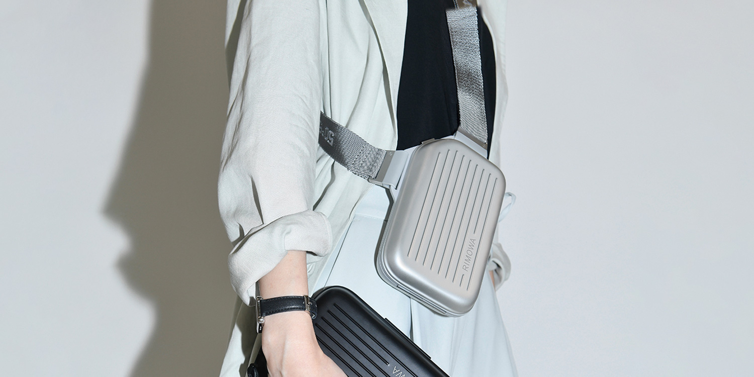 Rimowa sort son nouveau Personal Sling Clutch WAVE®