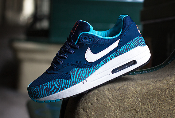 nike air max blue and tan