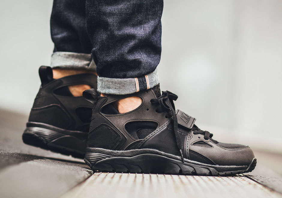 blackout huaraches