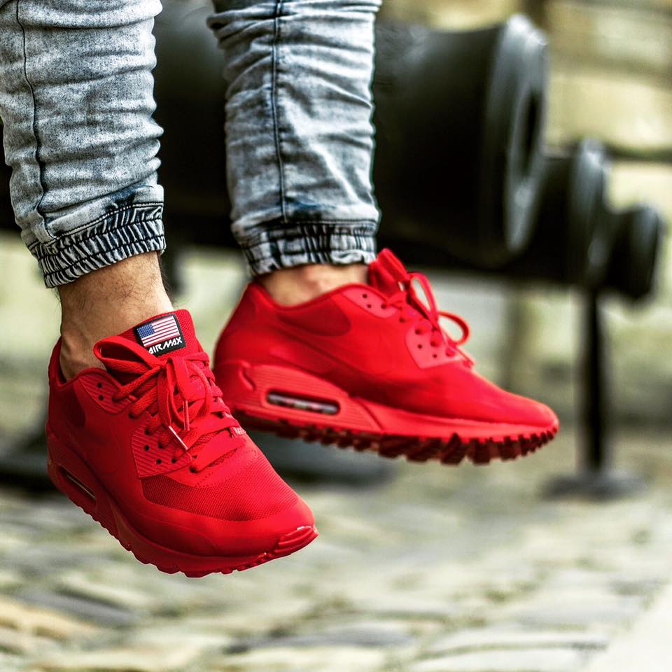 Красная спортивная обувь