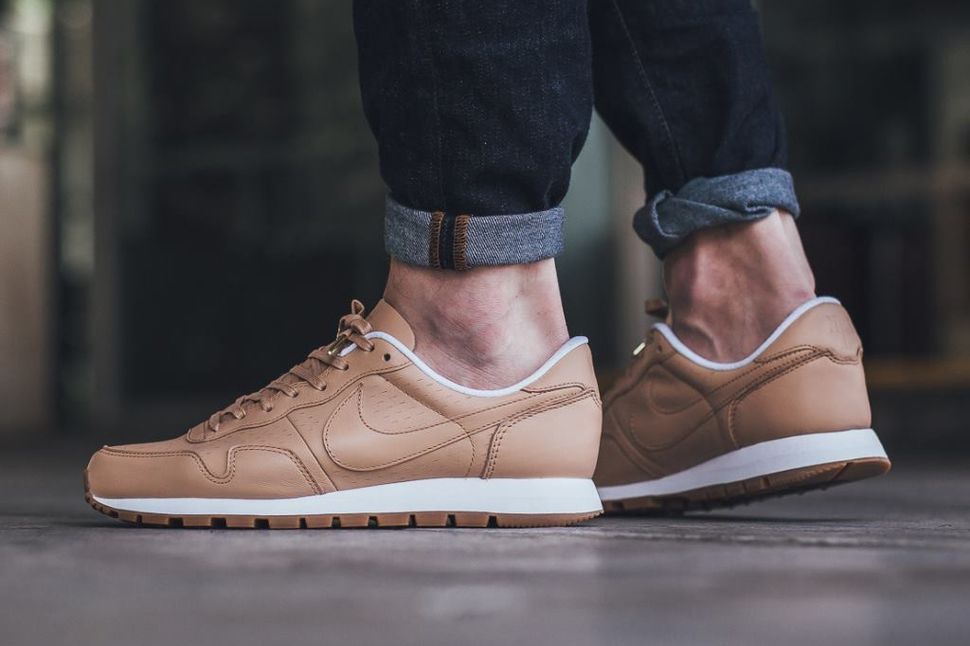 nike pegasus tan