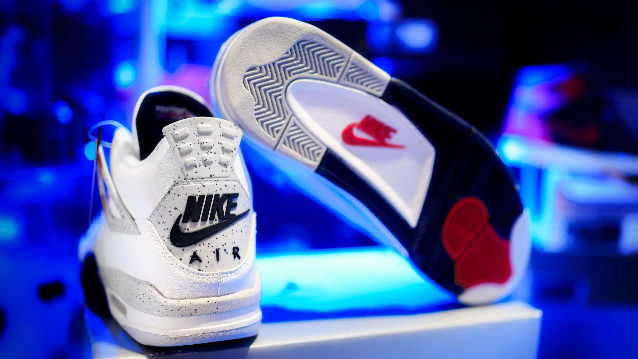 Retour du logo 'Nike Air' sur la Air Jordan 4 'White Cement' pour 2016 WAVE®
