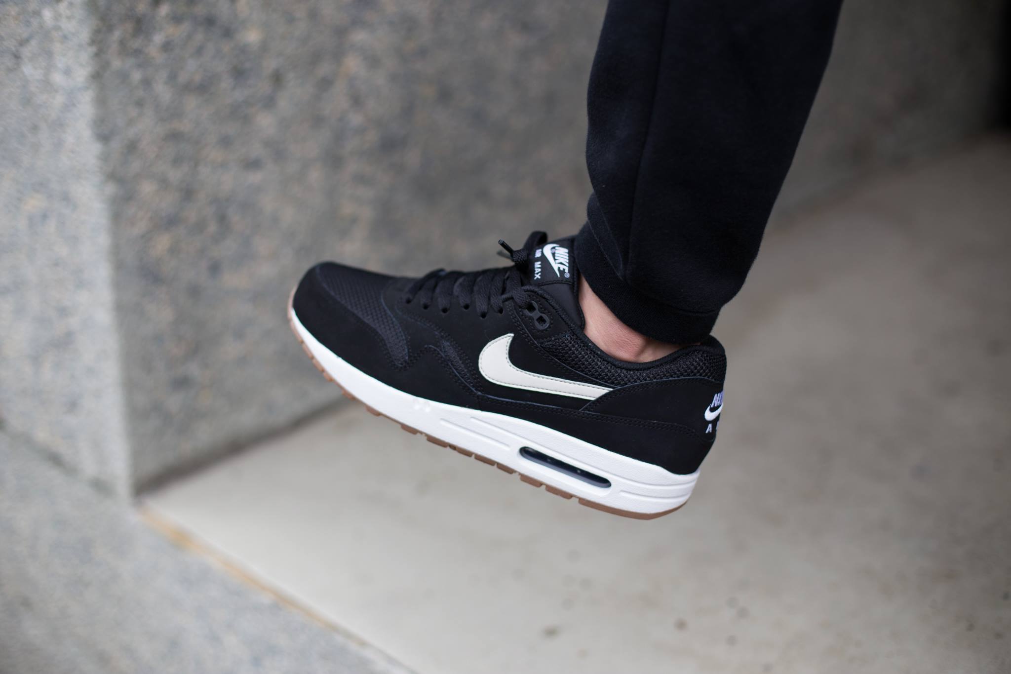 air max 1 black and white online