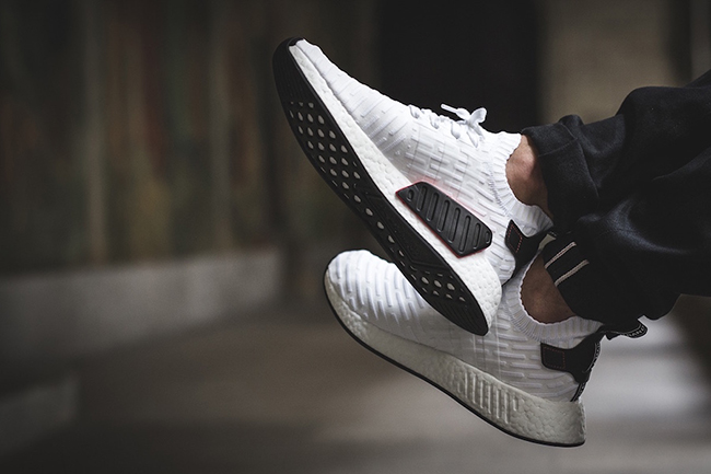 nmd r2 black and white