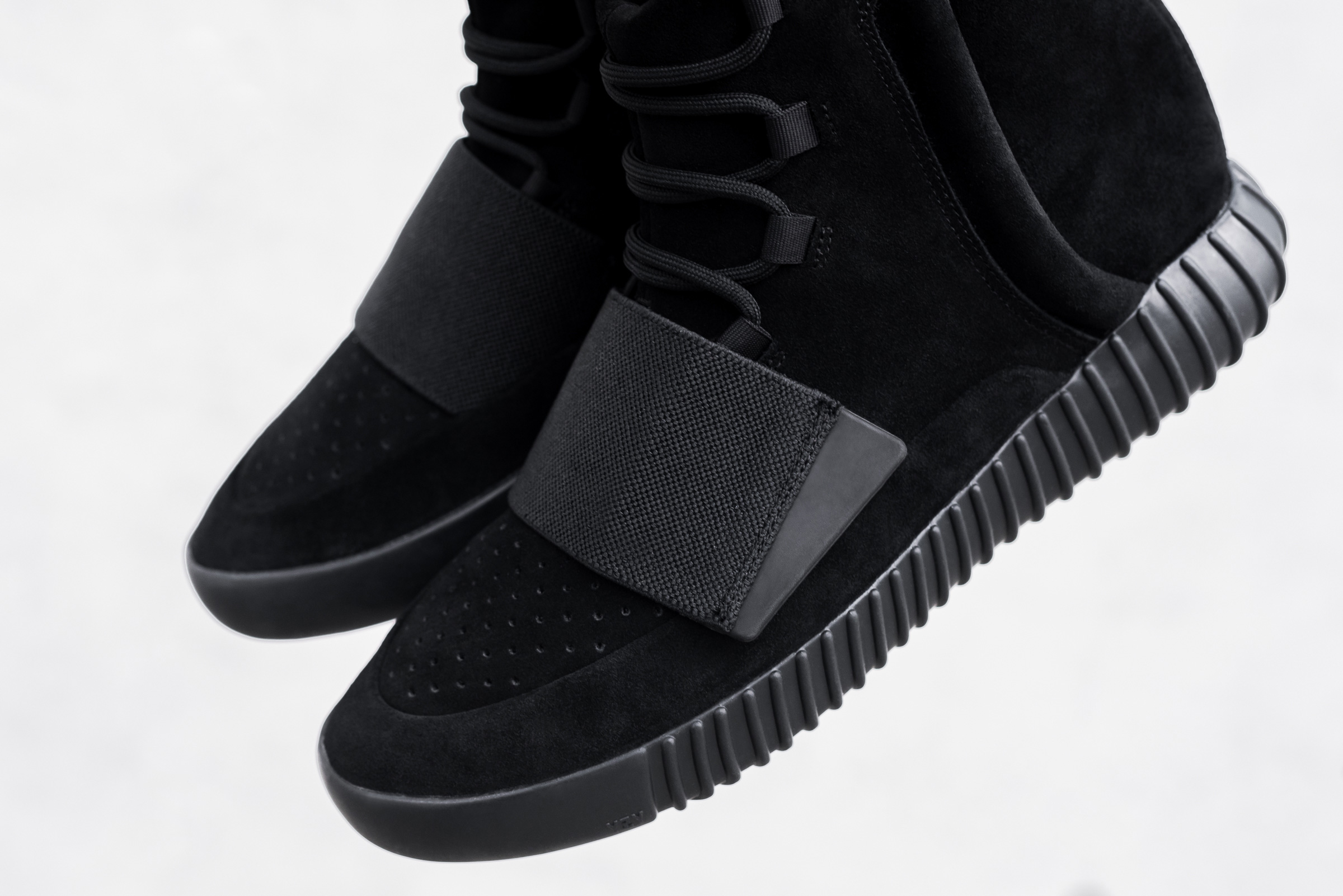 adidas Yeezy 750 Boost Black Release infos | WAVE®