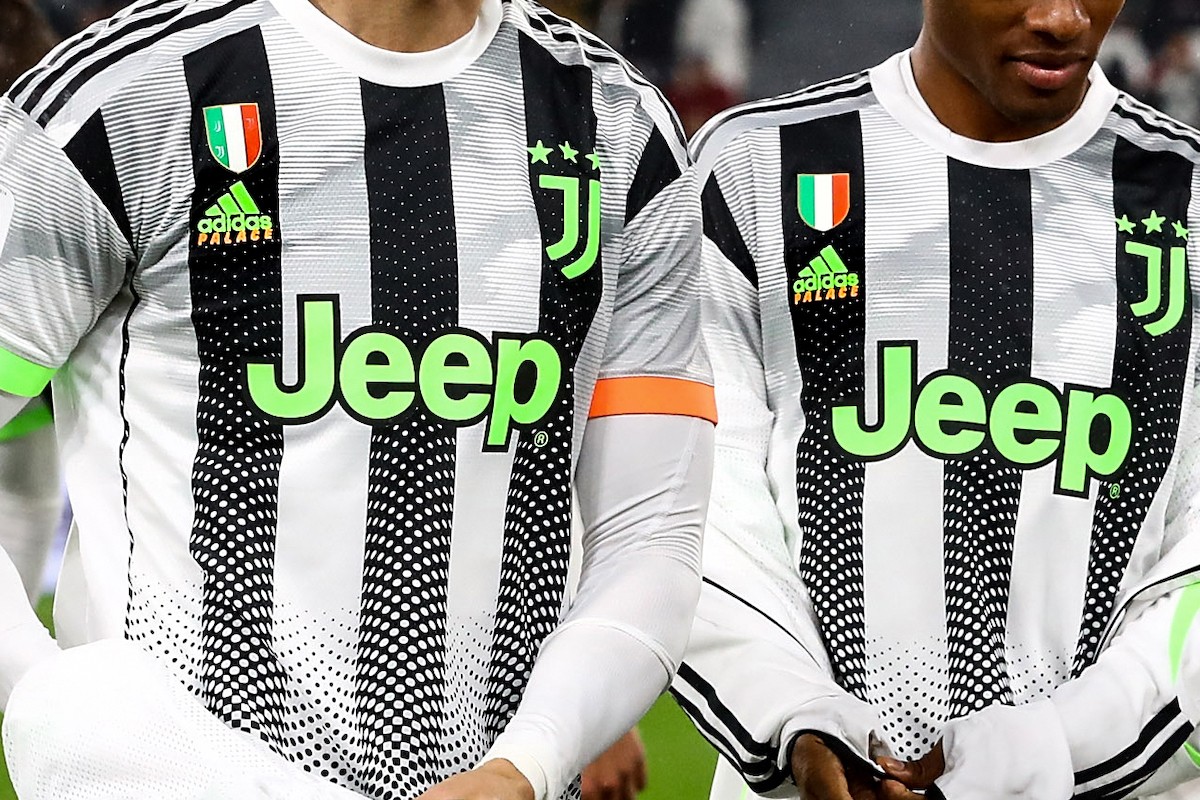 Palace et la Juventus dévoilent leur jersey en plein match