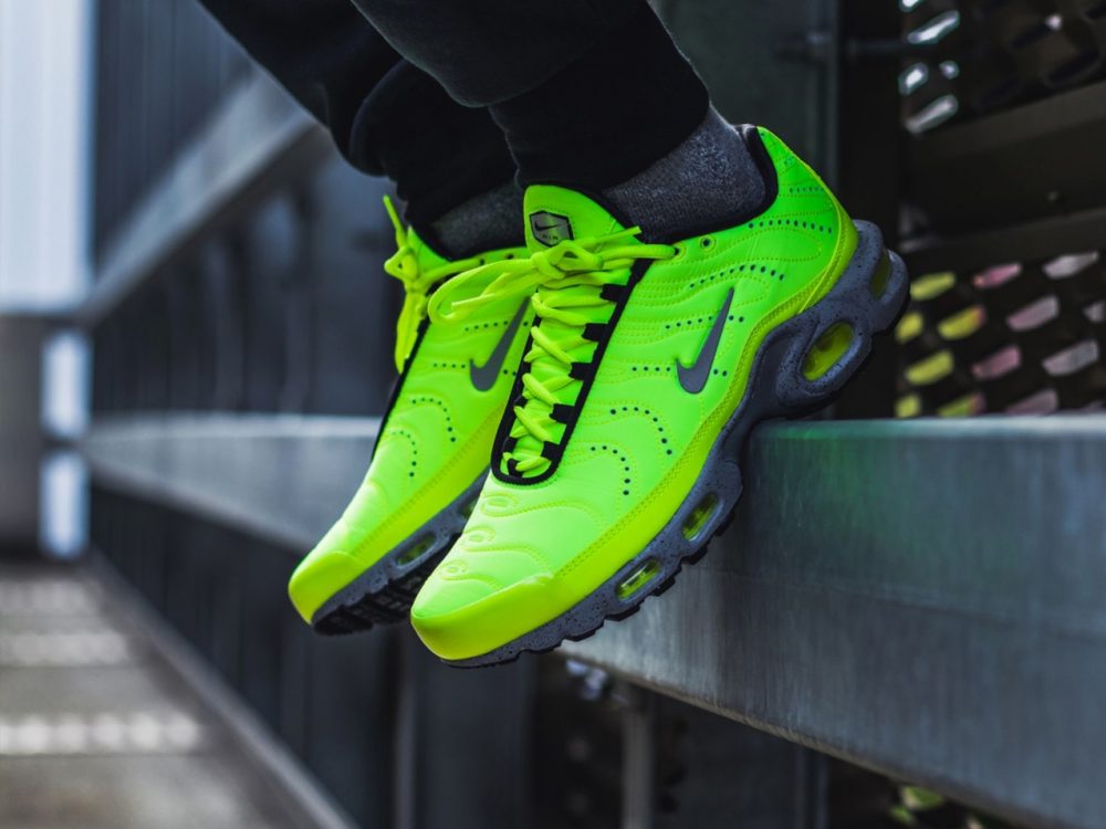 La Nike Air Max Plus Premium est disponible dans un coloris Volt WAVE®