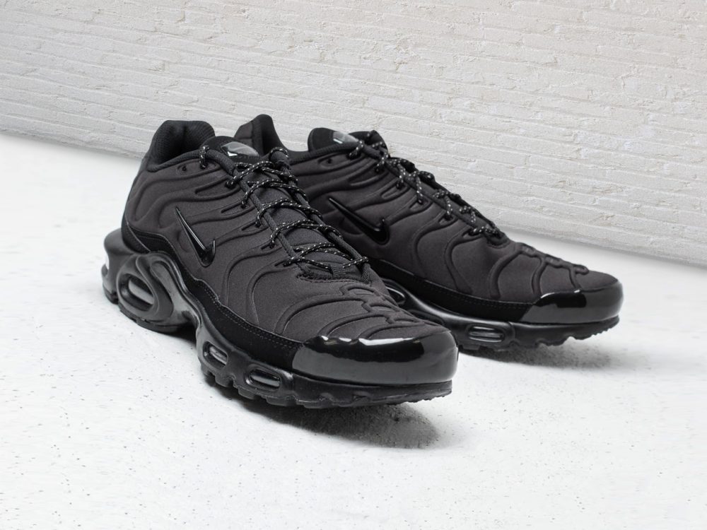 all black air max plus