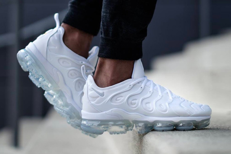nike air vapormax triple white