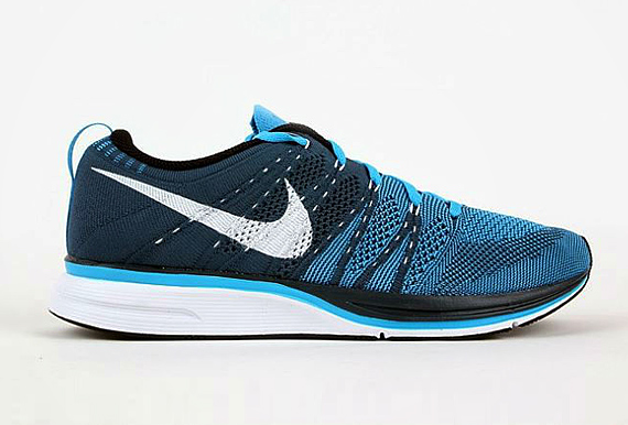 nike flyknit trainer grey blue