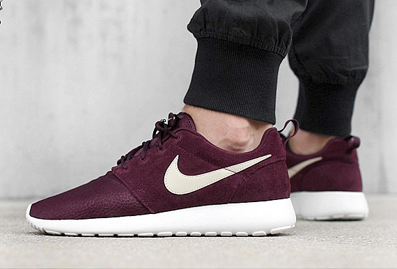 maroon roshes womens