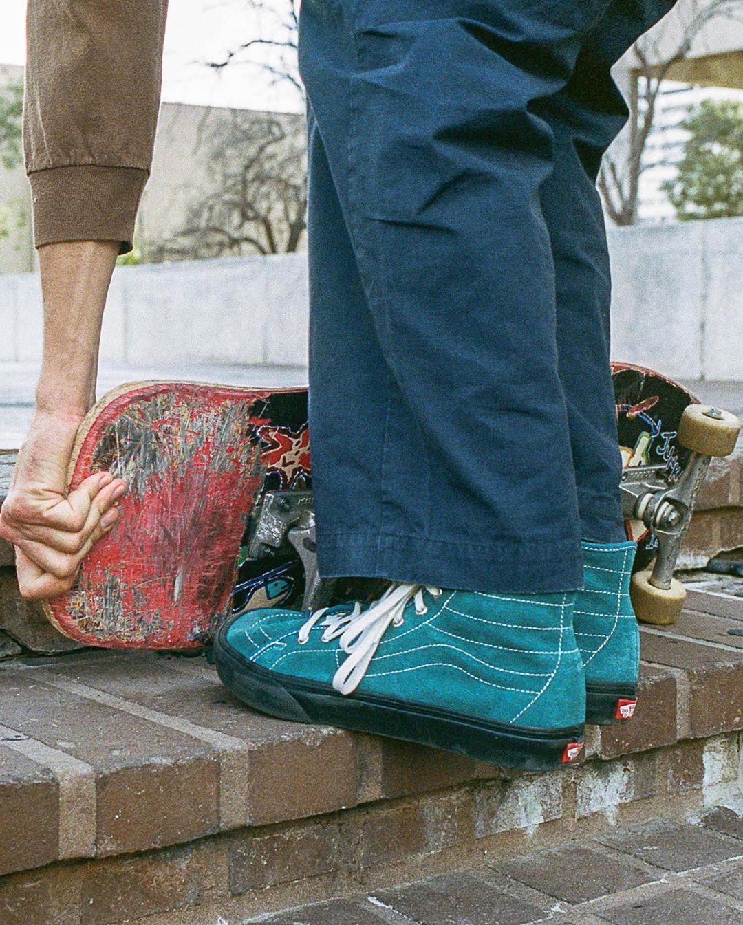 Deux Noah x Vans Sk8Hi Decon en suède vont sortir aujourd’hui