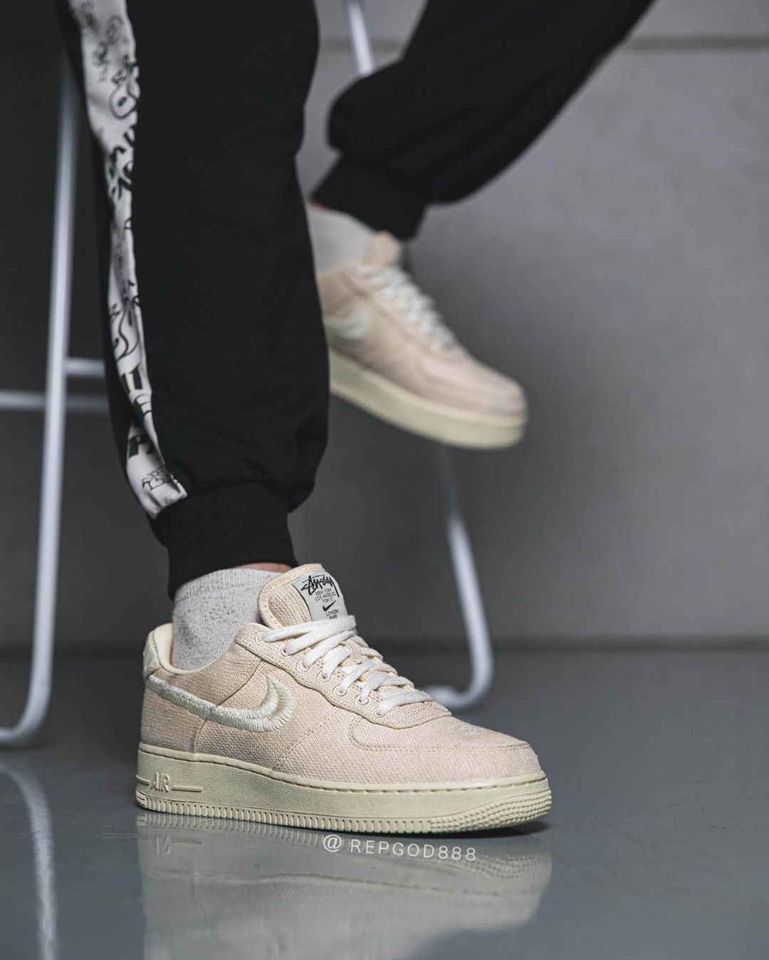 Les deux Stüssy x Nike Air Force 1 ont été révélées | WAVE®